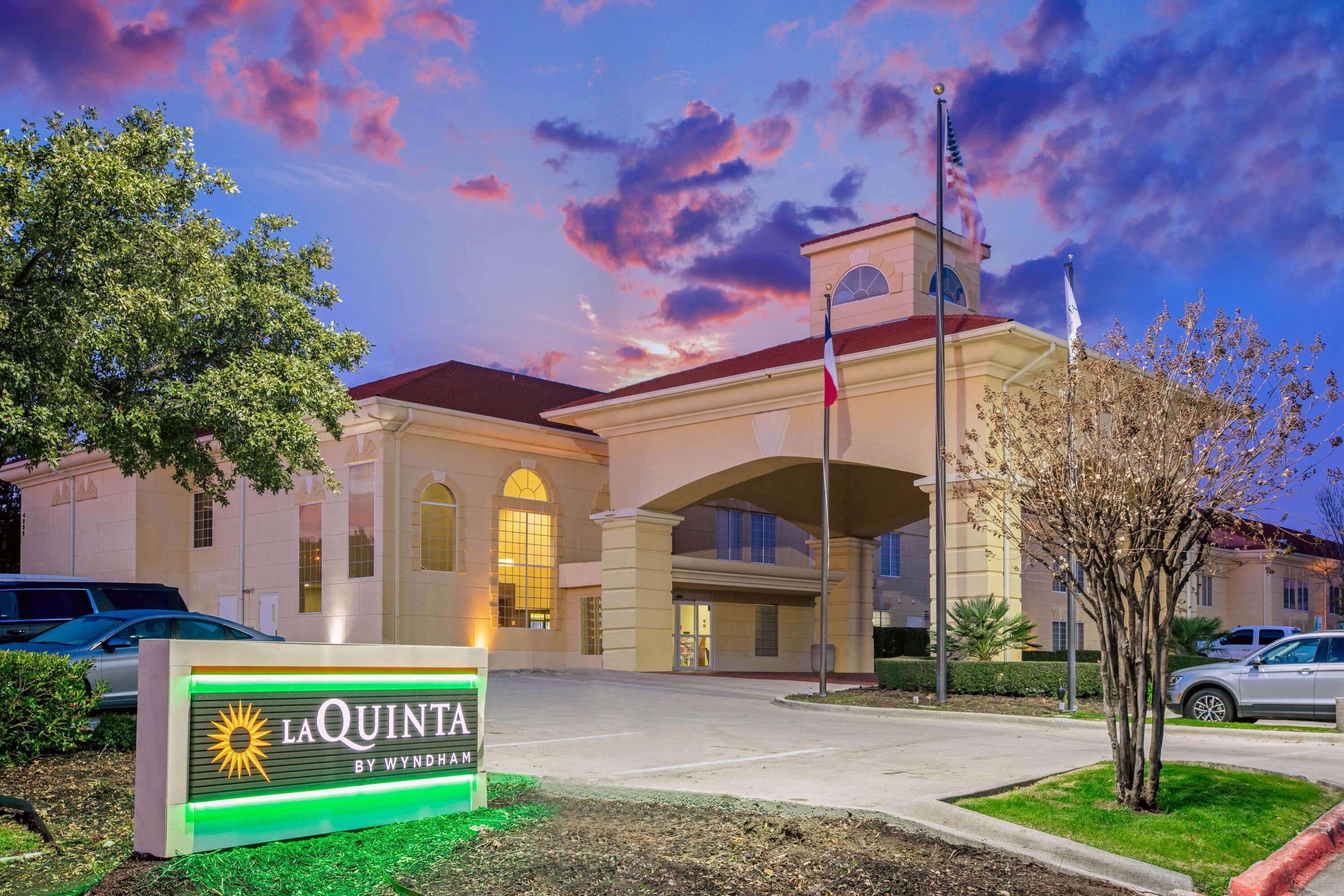 Отель La Quinta By Wyndham Dallas - Las Colinas Ирвинг Экстерьер фото